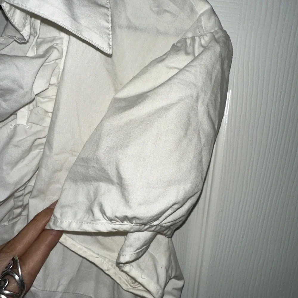Signature by Larry Levine Womens L White V Neck Ruffle Front Blouse Shirt Top - Picture 3 of 5